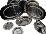 beaucoup de plats en argent posés sur une table