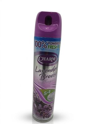 un gros plan d'un flacon de spray « Lavender Breeze » sur fond blanc