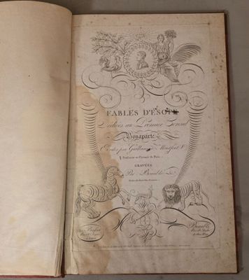 un livre ouvert sur lequel figurent les dessins d'un cheval et d'un oiseau