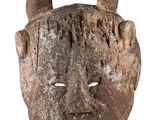 un masque orné de cornes sur fond blanc