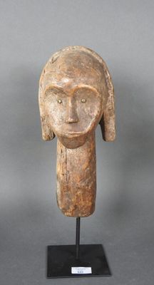 un gros plan sur la tête d'une femme sculptée, posée sur un socle