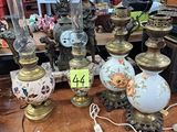 un grand nombre de vases posés sur une table