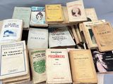 un grand nombre de livres posés sur une table