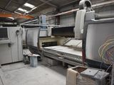 une grande machine qui se trouve dans un entrepôt