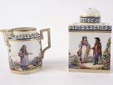 une paire de théières en porcelaine ornées de personnages peints
