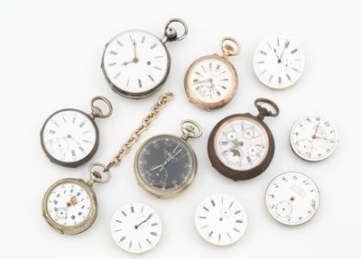 plusieurs types de montres de poche sur une surface blanche