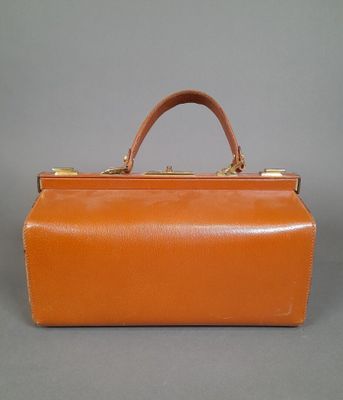 Sac à main à une poignée dans le style sacoche de médecin en…
