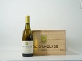 une bouteille de vin posée à côté d'une caisse en bois