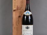 une bouteille de vin posée à côté d'une caisse en bois