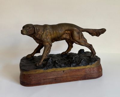 statue en bronze d'un chien sur un socle en bois sur fond blanc
