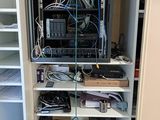une armoire sur laquelle sont posés tout un tas de câbles