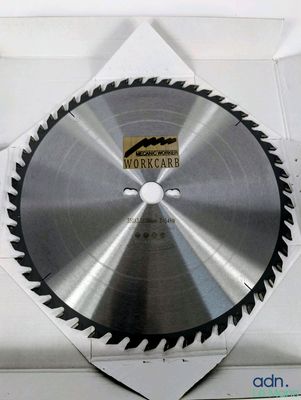 une lame de scie circulaire posée sur une surface blanche