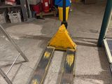 un chariot élévateur équipé de deux skis, dans un garage