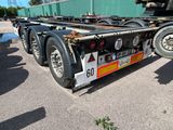 un camion semi-remorque garé dans un parking