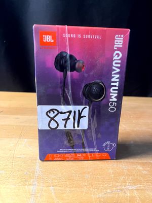 une photo représentant un casque audio posé sur une table en bois