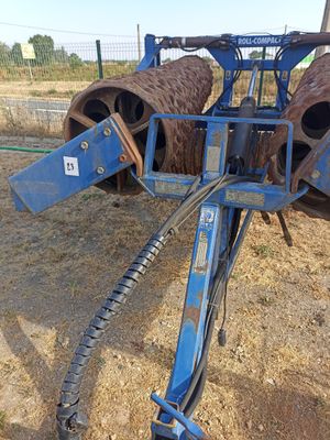 une image représentant un tracteur bleu muni de deux grandes roues