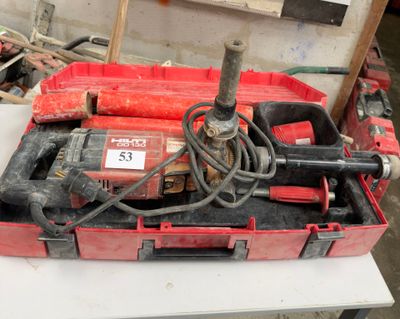 une boîte à outils rouge avec des outils sur une table