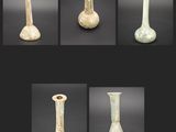 Plusieurs types de vases sont présentés sur un fond noir.