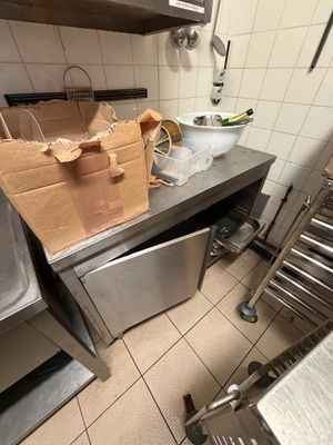 une cuisine avec plein de sacs posés sur le plan de travail