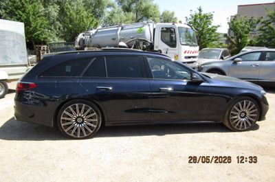 une voiture noire garée dans un parking