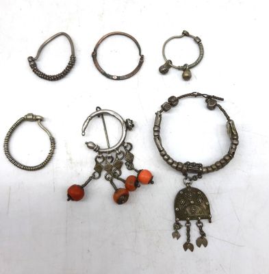 cinq paires de boucles d'oreilles argentées et corail, ainsi qu'une paire de créoles
