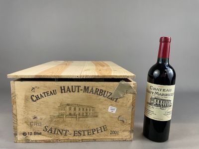 une vieille caisse en bois avec une bouteille de vin posée à côté