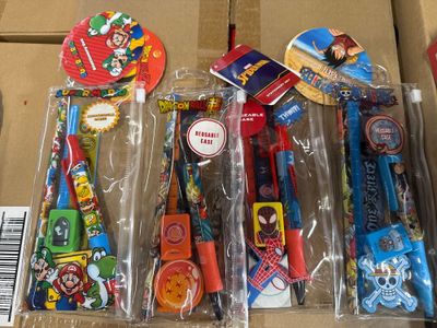 de nombreux types de jouets différents dans le paquet