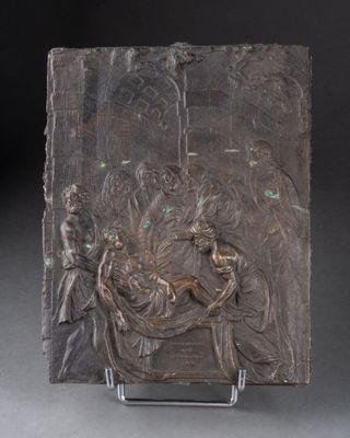 une photo d'une plaque en bronze représentant un homme et une femme