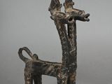 statue d'une girafe sur la tête de laquelle sont perchés deux oiseaux