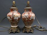 une paire de vases asiatiques ornés de scènes asiatiques, posés sur une table