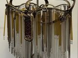 un lustre suspendu au plafond, orné de nombreuses franges