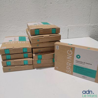 les boîtes sont empilées sur une table