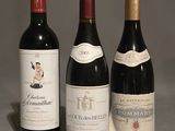 trois bouteilles de vin posées l'une à côté de l'autre sur une table