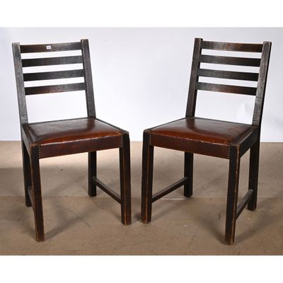 paire de chaises en bois avec assise et dossier en cuir