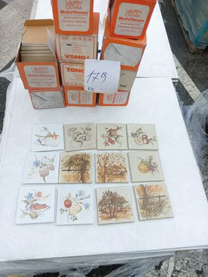 une table sur laquelle sont posées de nombreuses cartes