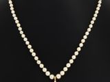 un collier orné de perles et d'un pendentif en pierre rouge