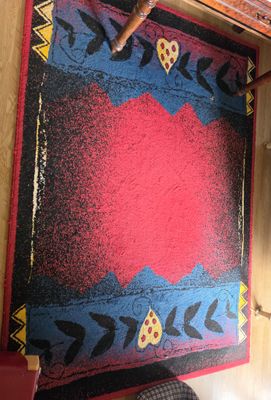 un tapis coloré posé sur le sol près d'une fenêtre