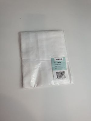 un gros plan sur un morceau de tissu blanc posé sur une table
