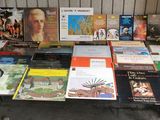 beaucoup de livres sur une table dans une pièce