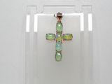 une image représentant une croix en oplite, exposée dans une vitrine transparente