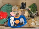 une boîte en carton remplie d'objets hétéroclites