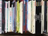 beaucoup de livres rangés sur une étagère