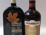 deux bouteilles d'alcool posées l'une à côté de l'autre sur une surface blanche
