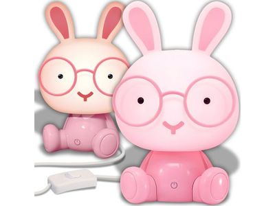 un lapin rose à lunettes assis à côté d'une brosse à dents