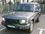 un Land Rover gris garé sur un parking