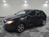 la voiture noire est garée dans le garage sur un sol en damier