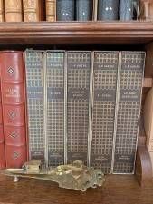une étagère avec un tas de livres dessus