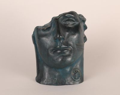 une image représentant une sculpture représentant une tête d'homme sur fond blanc