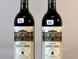 deux bouteilles de vin posées sur une table l'une à côté de l'autre