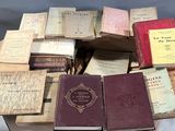 beaucoup de vieux livres empilés sur une table